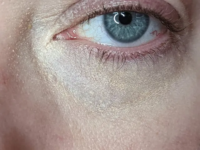 Routine simple anti-cakey concealer